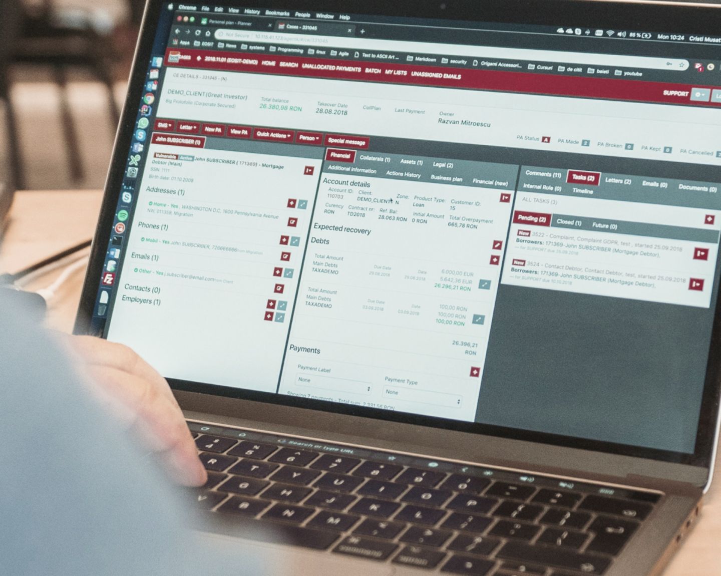 O fotografie cu un laptop deschis și o pagină Kollecto+ pe ecran. Textul de dedesubt este următorul: „Până la finele anului 2023, opt din cele 24 de companii EOS vor utiliza Kollecto+, iar software-ul va fi implementat curând și în alte țări.”