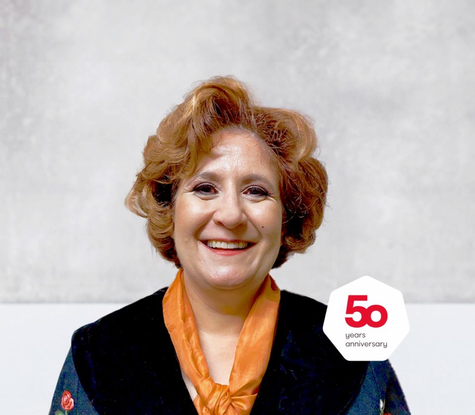 Portretul lui Patrizia Christen, Specialistă colectare, EOS Elveția, în fața unui fundal luminos