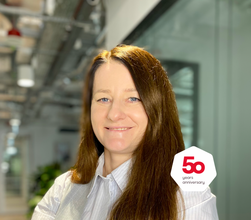 Portretul lui Agnieszka Chromińska, Director al Departamentului de creanțe negarantate, EOS Polonia, într-un birou