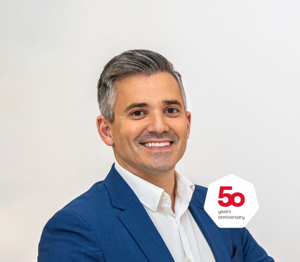 Portret al lui Carlos Lorenzo, Director general, EOS Spania, în fața unui fundal luminos 