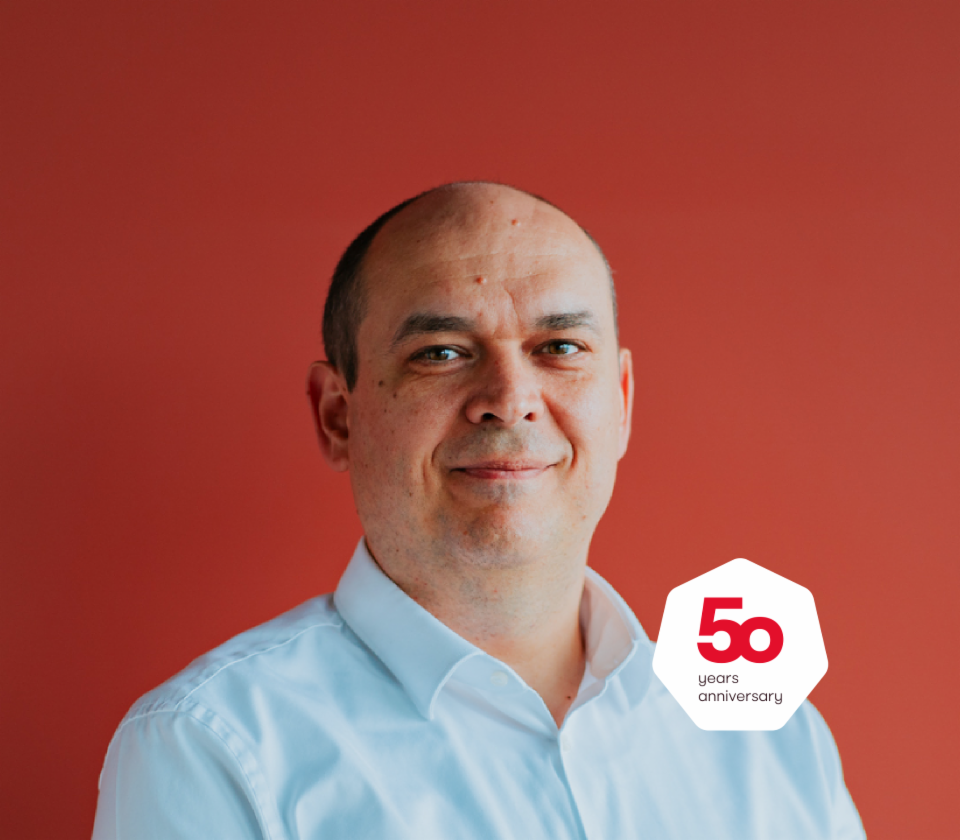Portret al lui Cristian Mușat, Director general EOS Technology Solutions în fața unui fundal roșu