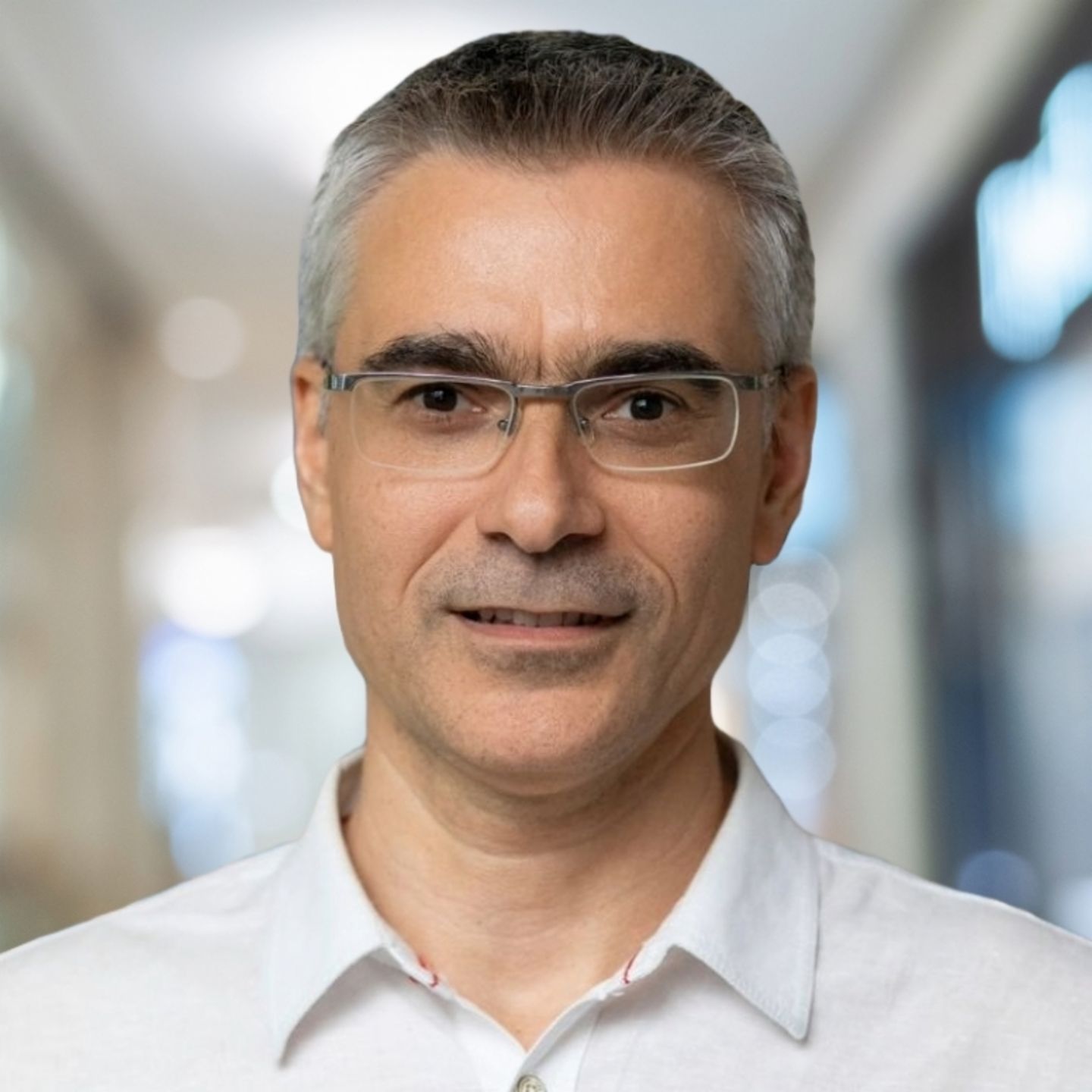 Imaginea prezintă un portret al partenerului de conversație Dobrin Mirevski, Chief Digital Officer la EOS Bulgaria.