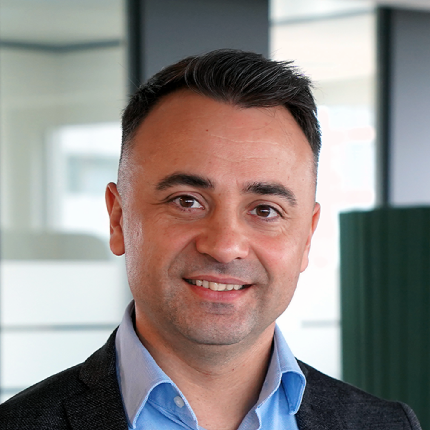 Imaginea prezintă un portret al partenerului de conversație Paul Baltag, Manager de Transformare Digitală la EOS România.