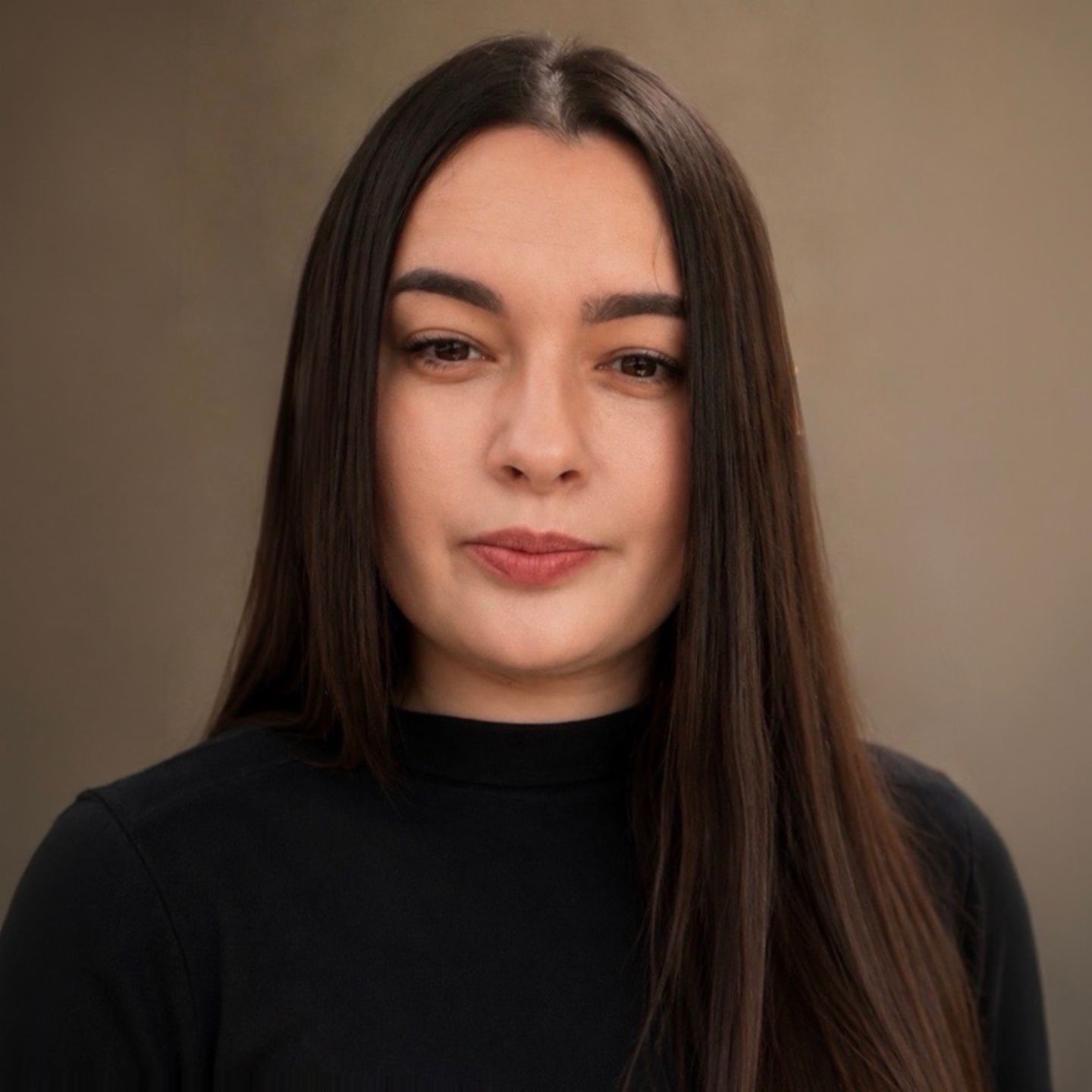 Daniela Moaca, Senior Manager IT la EOS Romania, fotografie portret cu pulover pe gât de culoare întunecată.