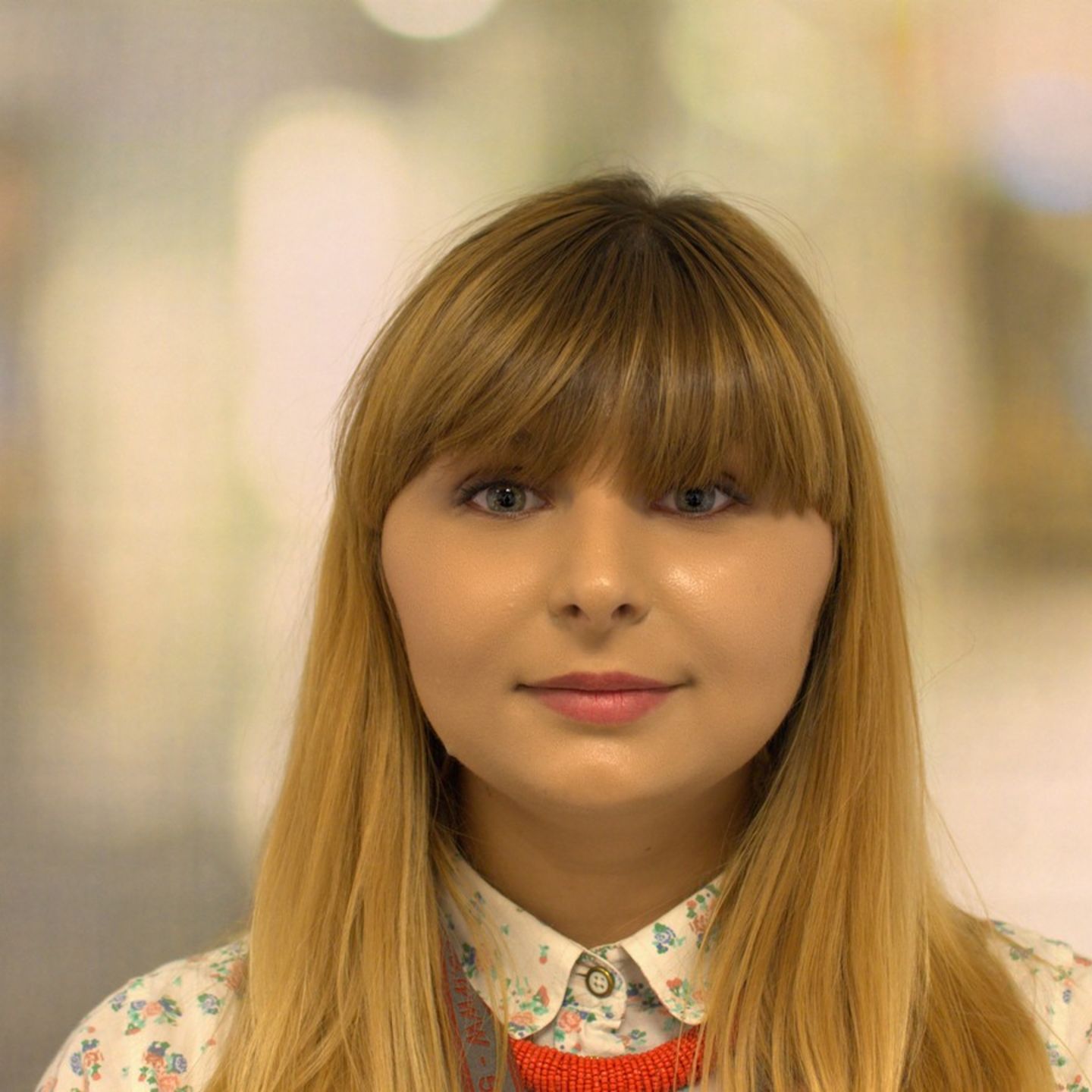 Andreea Bejenaru cu fața la cameră.