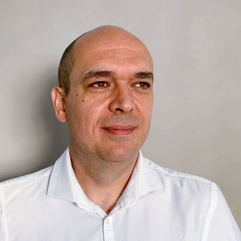 O fotografie-portret îl prezintă pe Cristian Musat, director general la EOS International BVG, cel care a gândit proiectul Kollecto+.