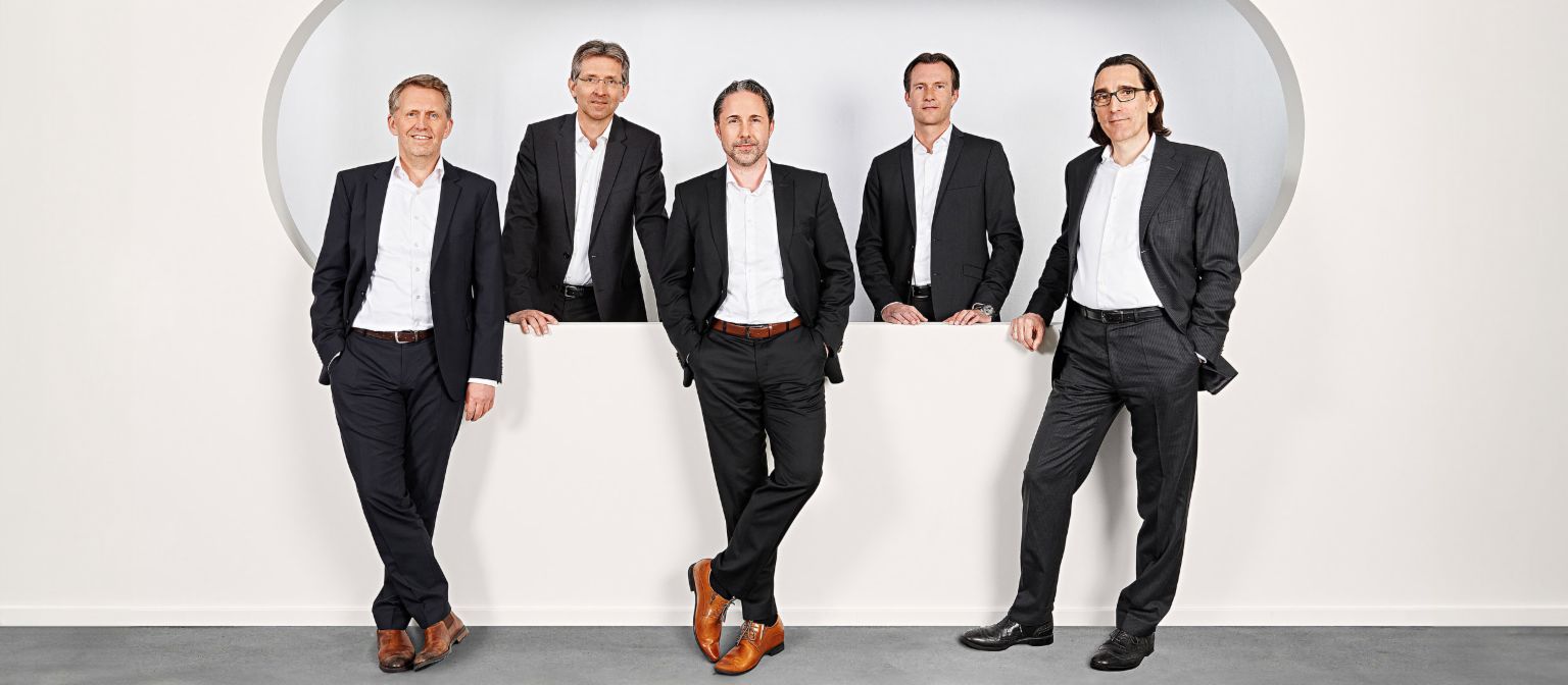 O fotografie de grup prezentând Bordul Director EOS (de la stânga la dreapta) Andreas Kropp (Germania), Justus Hecking-Veltman (Finanțe), Marwin Ramcke (președintele Bordului Director), Carsten Tidow (Europa de Est) și Dr. Andreas Witzig (Europa de Vest).