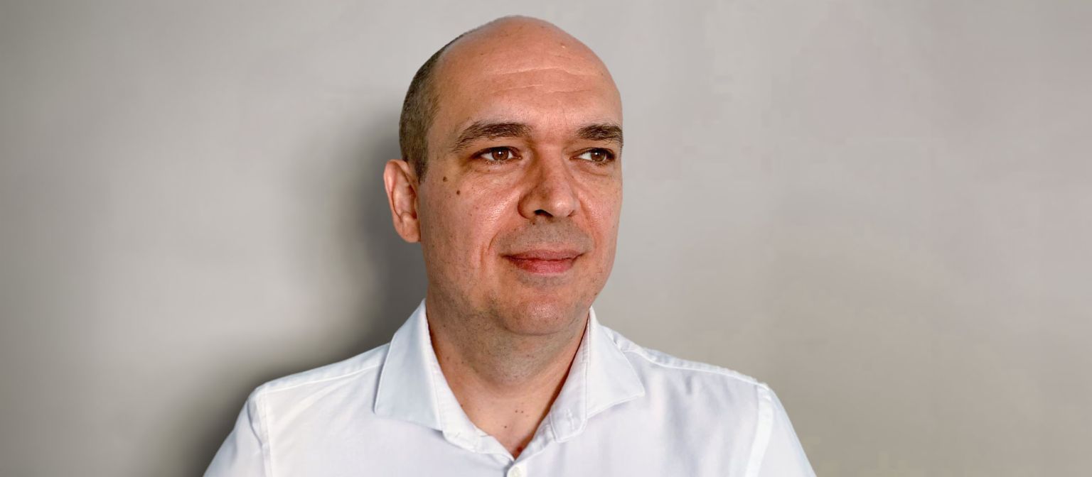 O fotografie-portret îl prezintă pe Cristian Musat, director general la EOS International BVG, cel care a gândit proiectul Kollecto+.