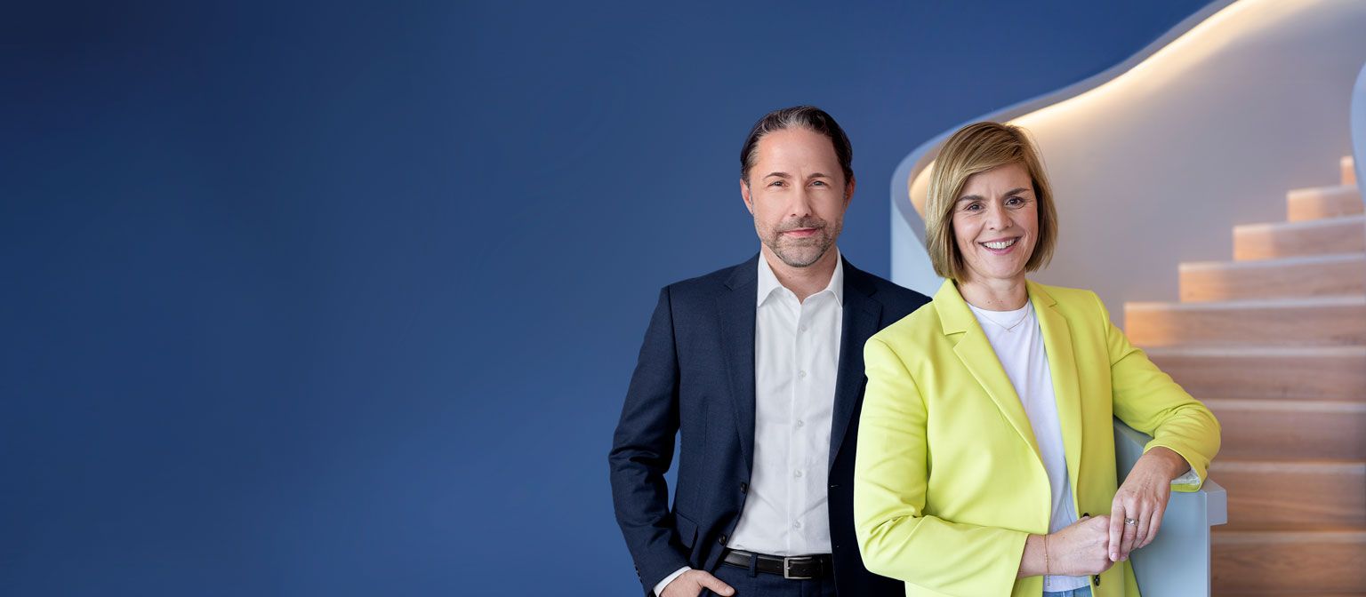 Imaginea îi arată împreună pe Marwin Ramcke, CEO al Grupului EOS, și pe Dr. Eva Griewel, CFO al Grupului EOS.