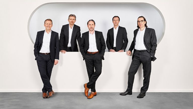 O fotografie de grup prezentând Bordul Director EOS (de la stânga la dreapta) Andreas Kropp (Germania), Justus Hecking-Veltman (Finanțe), Marwin Ramcke (președintele Bordului Director), Carsten Tidow (Europa de Est) și Dr. Andreas Witzig (Europa de Vest).
