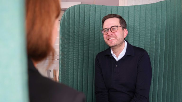 Bărbat într-un birou în timpul unui interviu