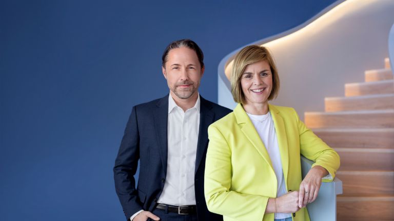 Imaginea îi arată împreună pe Marwin Ramcke, CEO al Grupului EOS, și pe Dr. Eva Griewel, CFO al Grupului EOS.