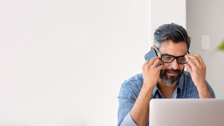 Bărbat care sună serviciul clienți EOS – consultanță personalizată pentru datorii restante