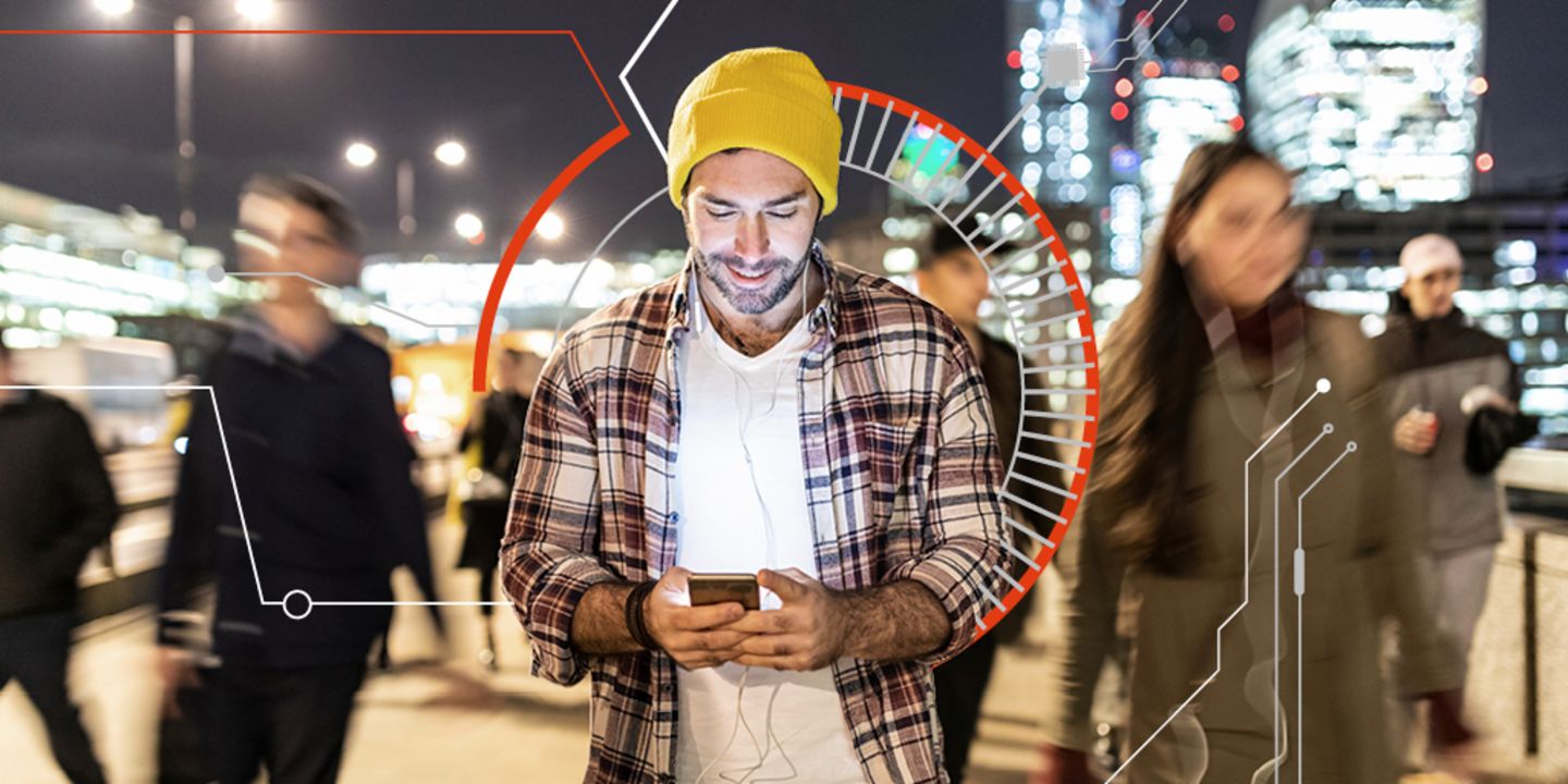 Utilizator de smartphone în oraș mare: Datele au devenit bunuri economice esențiale.