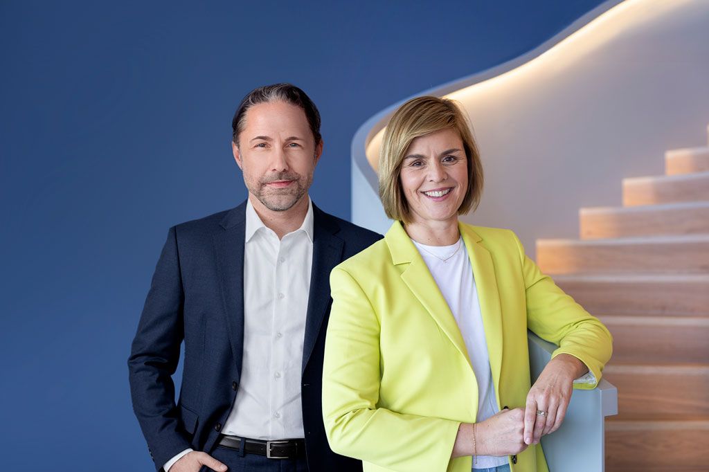 Imaginea îi arată împreună pe Marwin Ramcke, CEO al Grupului EOS, și pe Dr. Eva Griewel, CFO al Grupului EOS.