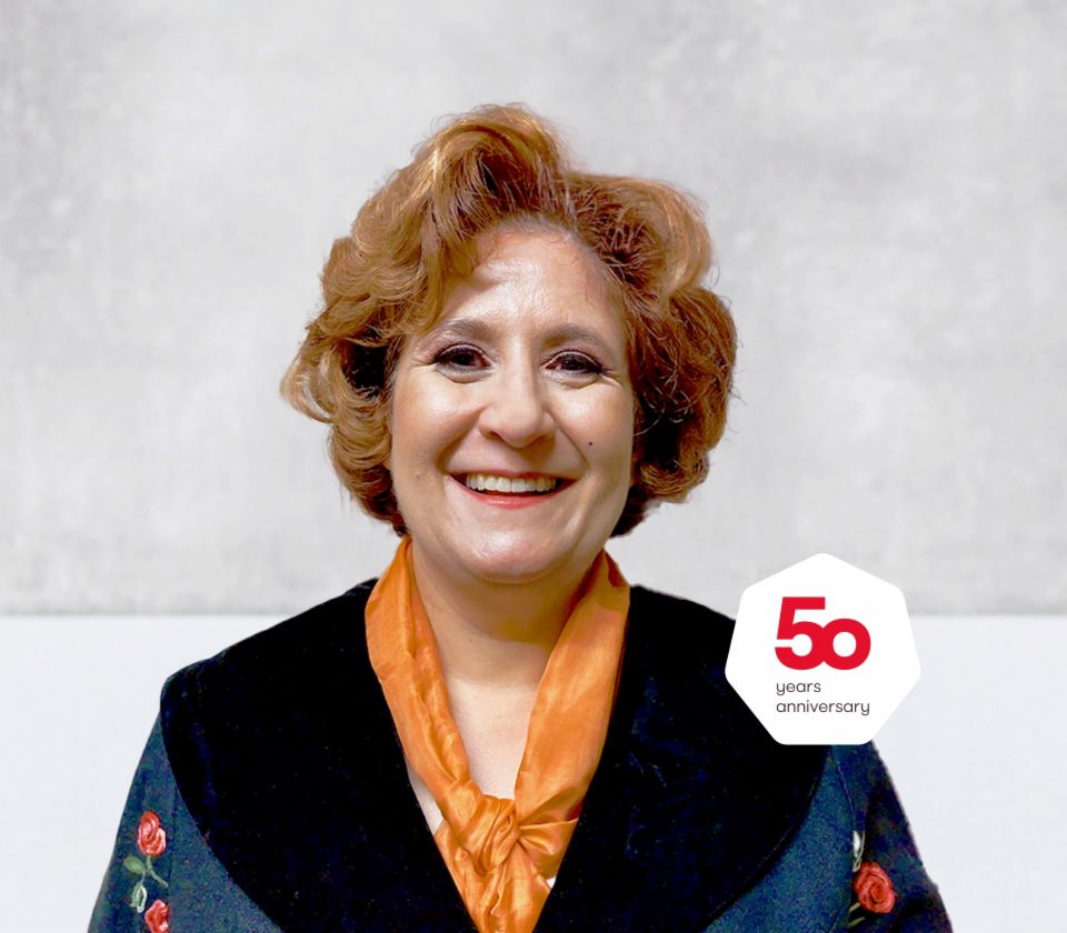 Portretul lui Patrizia Christen, Specialistă colectare, EOS Elveția, în fața unui fundal luminos