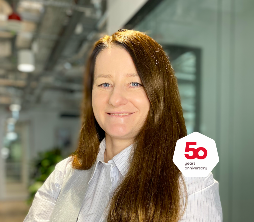 Portretul lui Agnieszka Chromińska, Director al Departamentului de creanțe negarantate, EOS Polonia, într-un birou