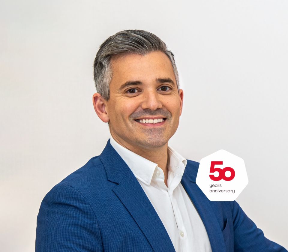 Portret al lui Carlos Lorenzo, Director general, EOS Spania, în fața unui fundal luminos 