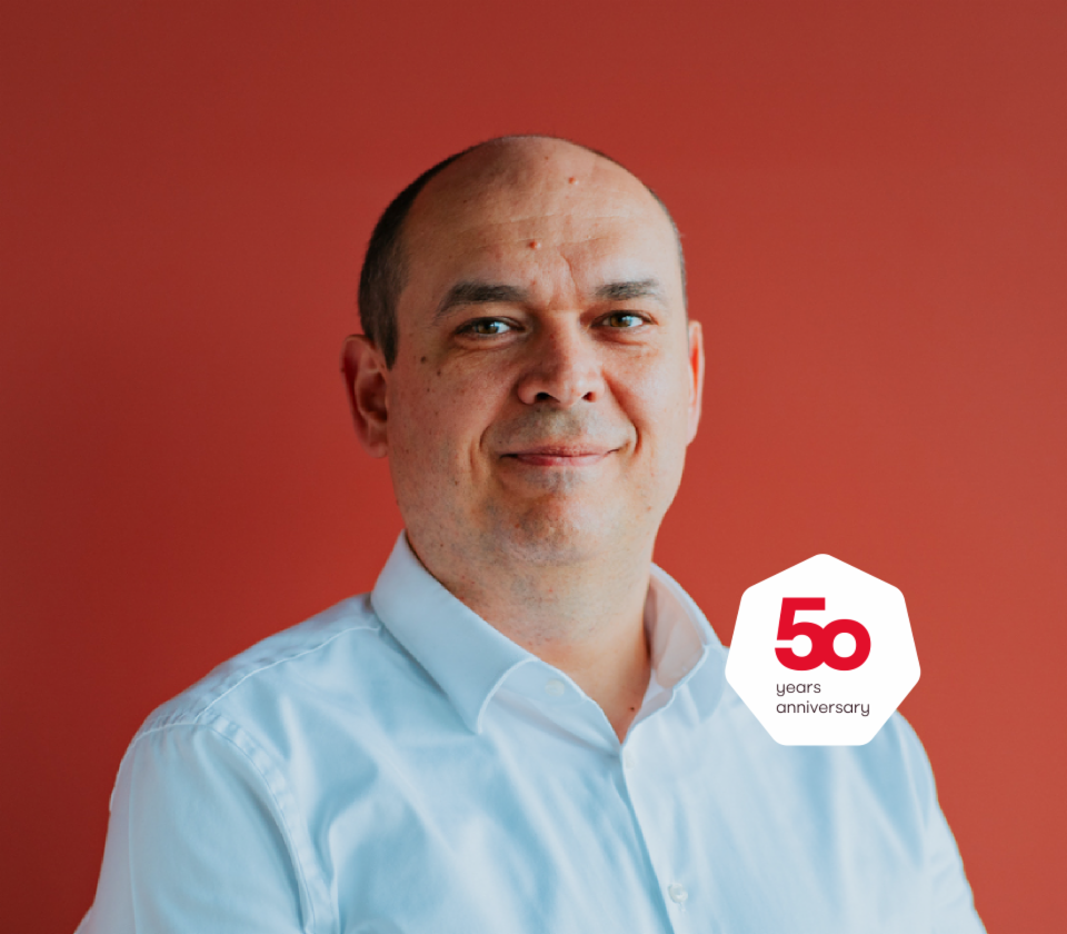Portret al lui Cristian Mușat, Director general EOS Technology Solutions în fața unui fundal roșu
