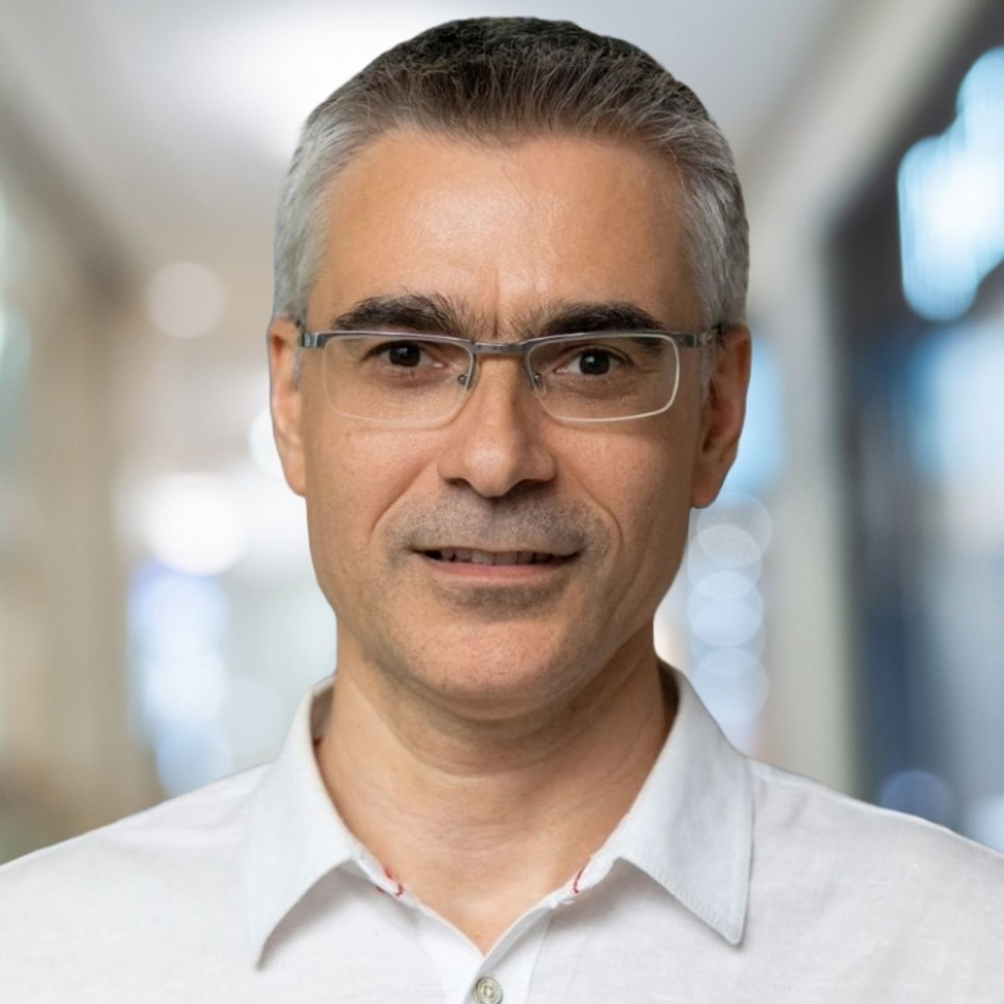 Imaginea prezintă un portret al partenerului de conversație Dobrin Mirevski, Chief Digital Officer la EOS Bulgaria.