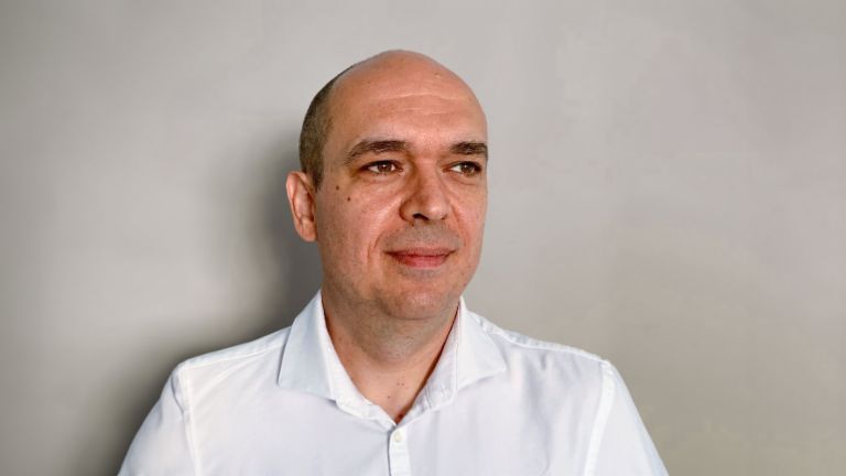 O fotografie-portret îl prezintă pe Cristian Musat, director general la EOS International BVG, cel care a gândit proiectul Kollecto+.