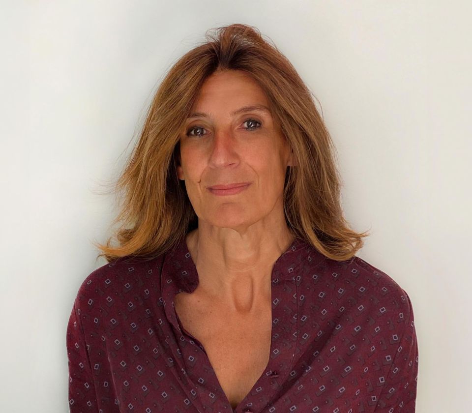 Nathalie Lameyre, Director general EOS Franța Portretul lui Nathalie Lameyre, în picioare într-o cameră luminoasă