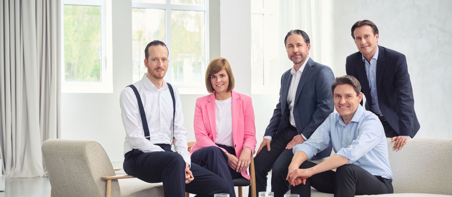 Bordul Director al Grupului EOS (de la stânga la dreapta: Sebastian Pollmer, dr Eva Griewel, Marwin Ramcke, dr Stephan Ohlmeyer, Carsten Tidow), într-o cameră luminoasă, privind direct la cameră