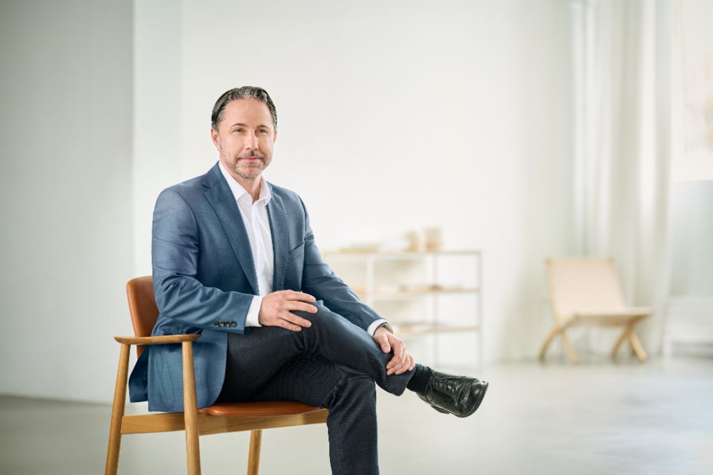 Portretul lui Marwin Ramcke, președintele Bordului Director al Grupului EOS, într-o cameră luminoasă, cu un sacou închis la culoare 