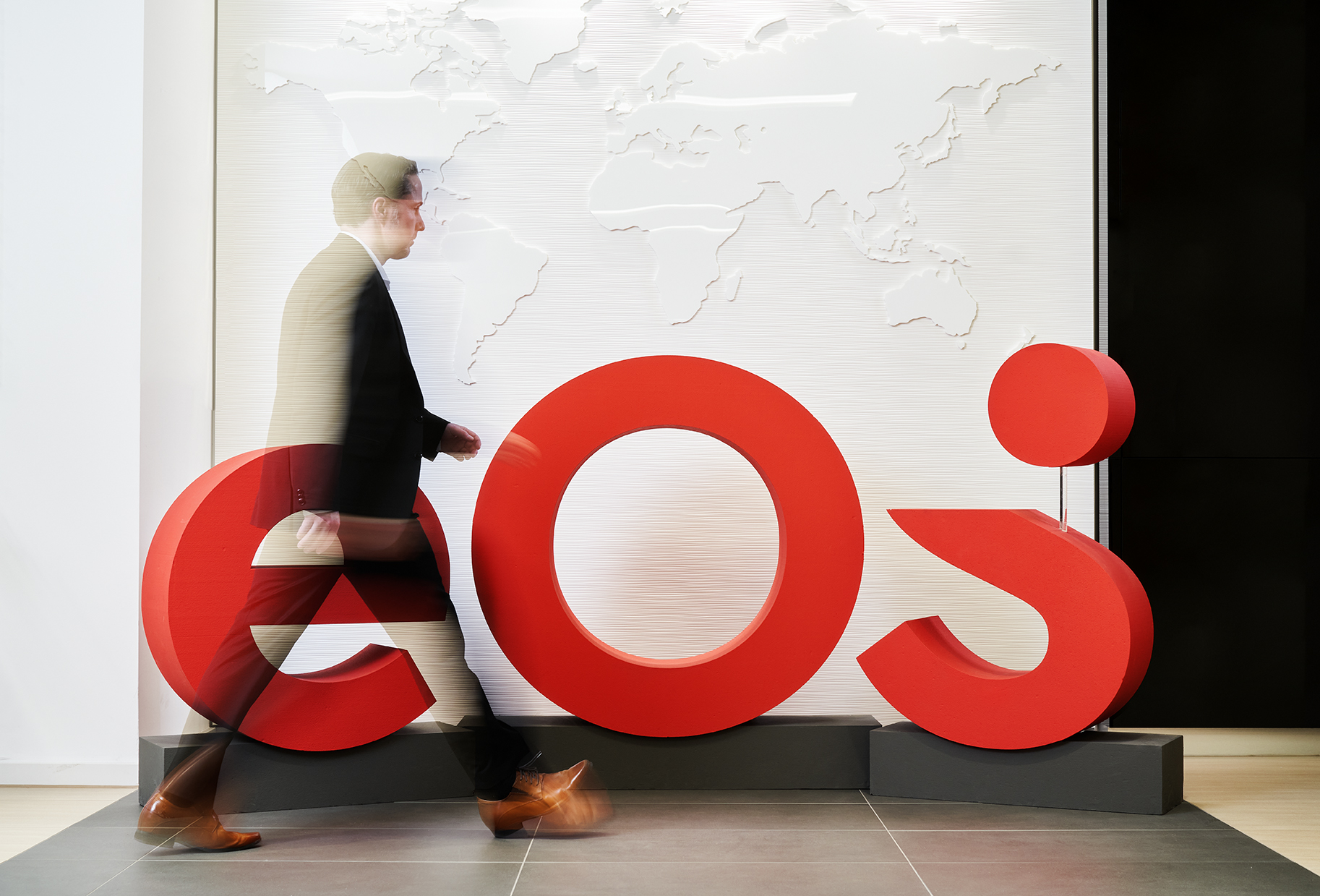 This is the new EOS brand: The new logo adorns the lobby of EOS headquarters.